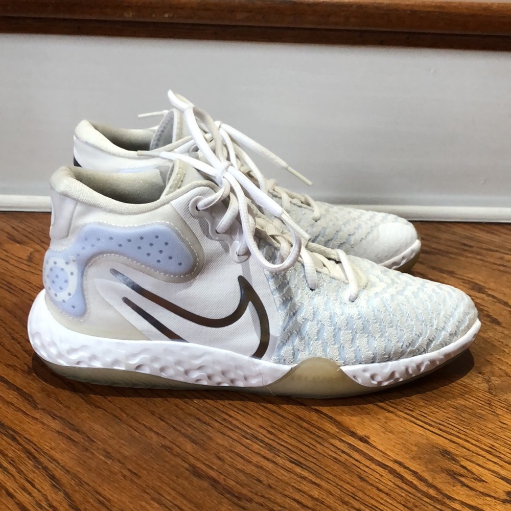 Nike KD Trey 5 VIII 'White Royal Tint' Size 6Y in Preloved Condition!!